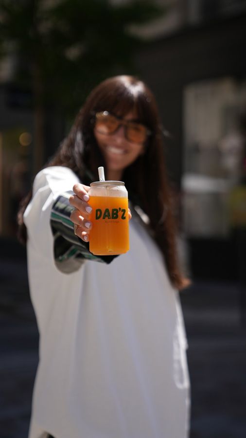 Une invitée tient une canette Dab'z de juice glacé