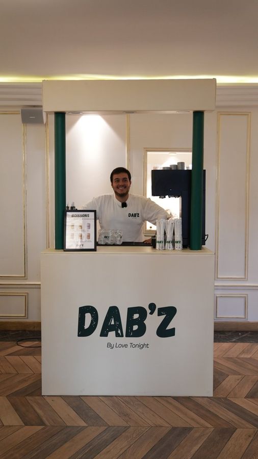 Le stand Dab'z installé dans une salle de réception, un barista derrière le comptoir