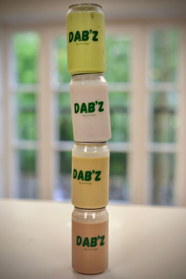 Quatre canettes Dab'z empilées